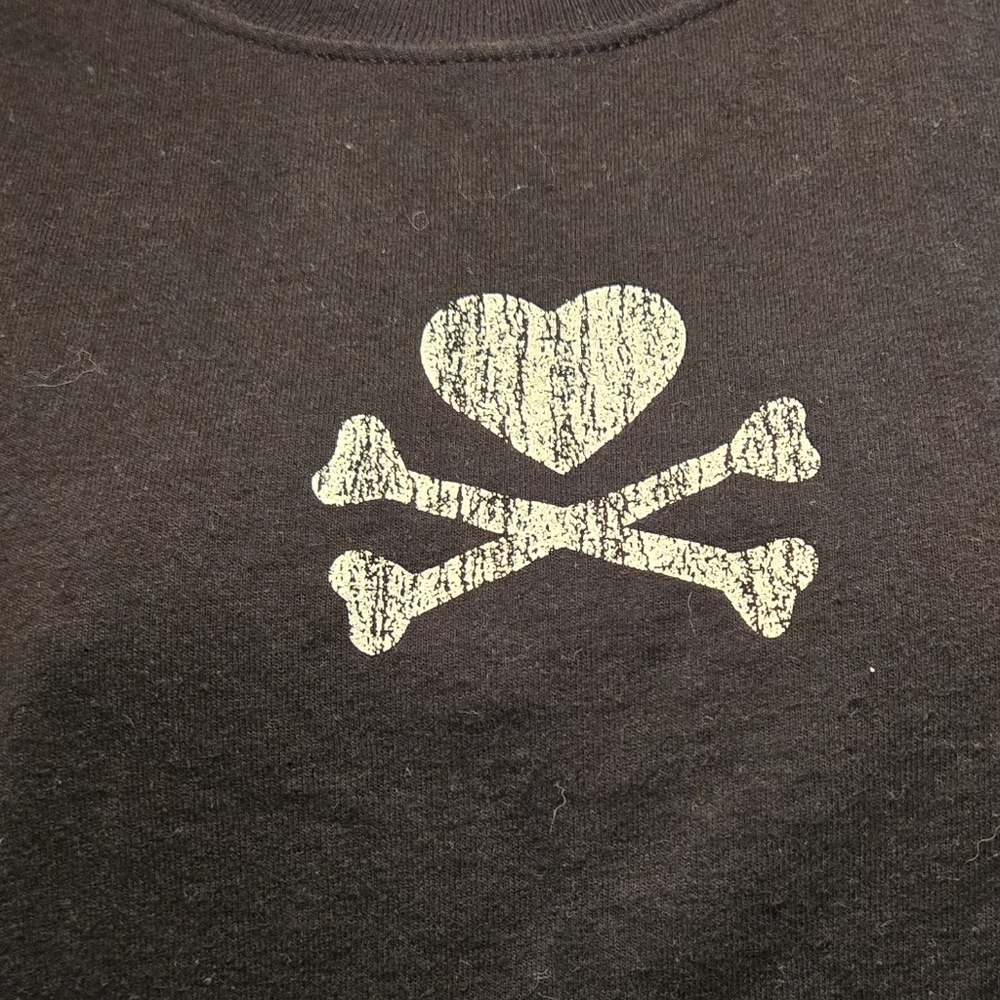 Halloween Store Black T-Shirt with Heart Skull & Cross Bones NEW No Tags SzL - Picture 3 of 6